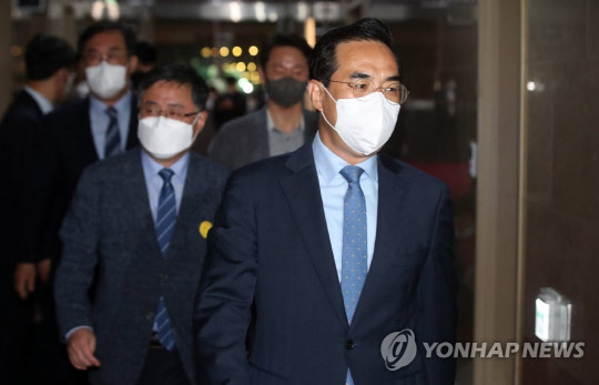 박홍근 더불어민주당 원내대표가 29일 오전 여·야·정 추경 협의를 위해 국회의장실로 향하고 있다. <연합뉴스>